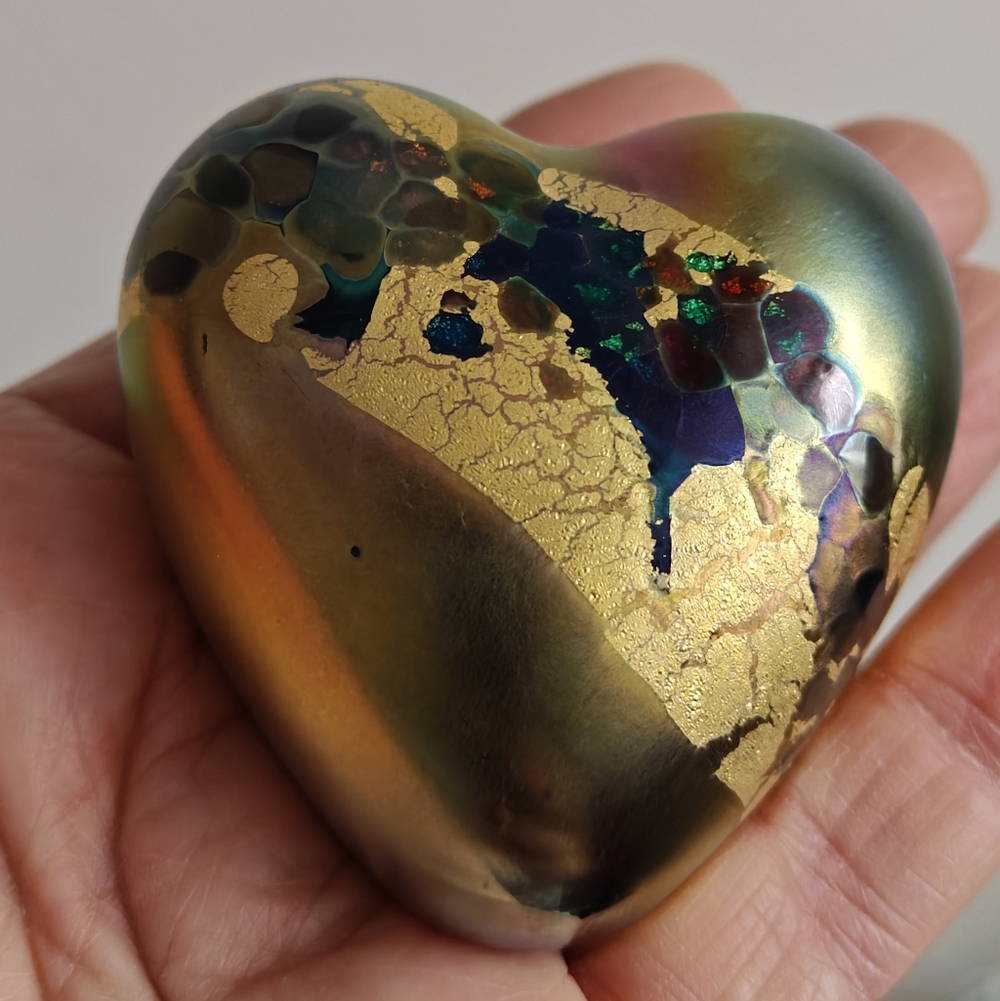 Signed Robert Held Iridescent Heart-Shaped Art Glass Sculpture/ Paperweight - Picture 7 of 14